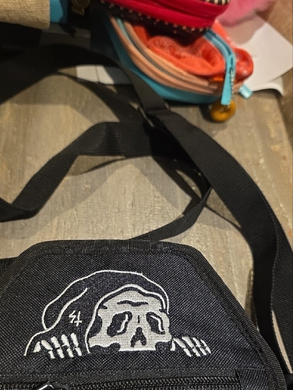 Black Skull Crossbody Pouch - Brand - Picture 2 of 4